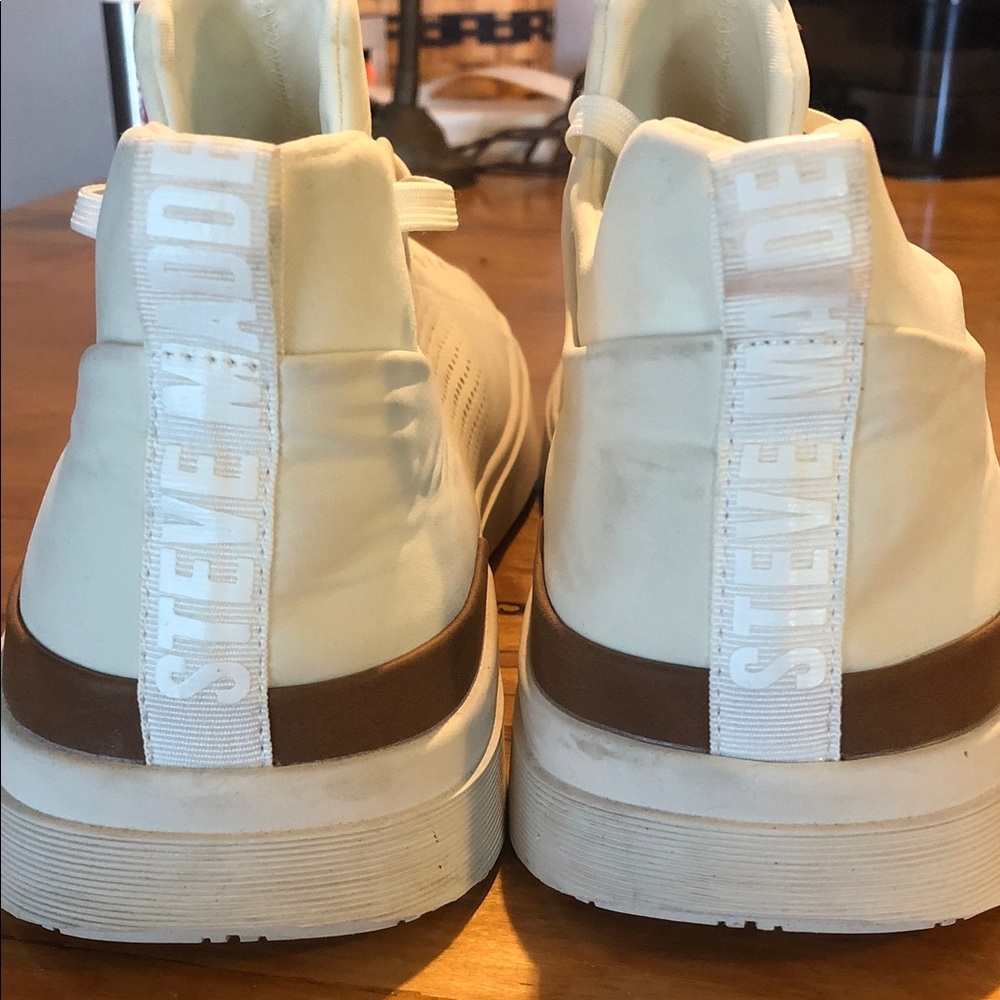 Steve Madden White Low-Top Sneakers with Brown Heel Tab - Picture 2 of 8